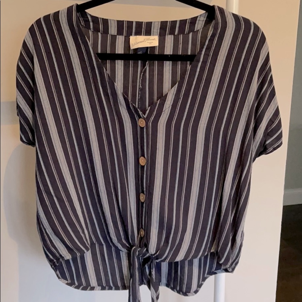 universal thread button tie-front top